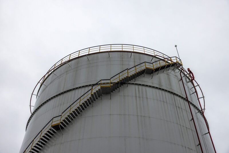 Crisis energética global: la AIE advierte que las reservas comerciales de petróleo se agotarán en semanas