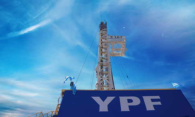 YPF y BID Invest firman acuerdo por USD 500 millones para infraestructura vial en Vaca Muerta