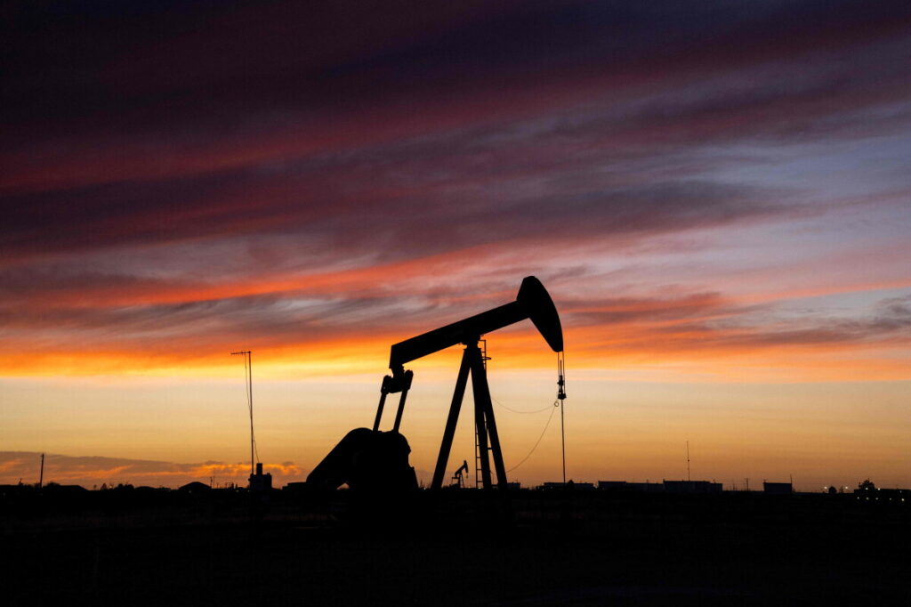 Petróleo sube por tensión entre EE.UU. e Irán y presiona a la inflación