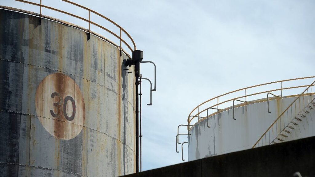 Petróleo cae por debajo de los US$ 80 ante el acuerdo por el estrecho de Ormuz