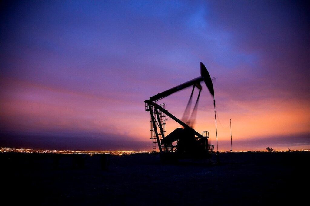 Precio del petróleo cayó por debajo de los u$s100 ante tregua en Medio Oriente
