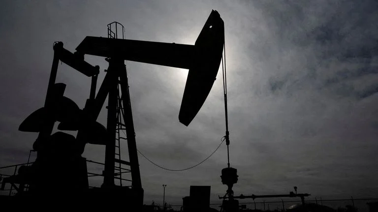 Precio del petróleo cae a mínimos de cuatro meses por alivio en Medio Oriente