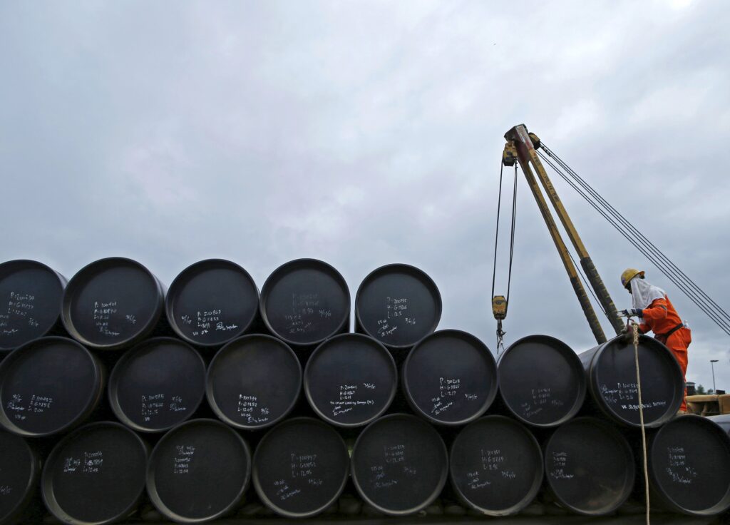 Petróleo supera los US$85 tras nuevos ataques en el estrecho de Ormuz