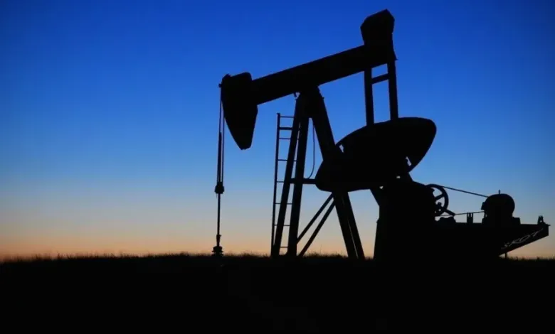 Petróleo cae ante negociaciones en Catar entre Estados Unidos e Irán