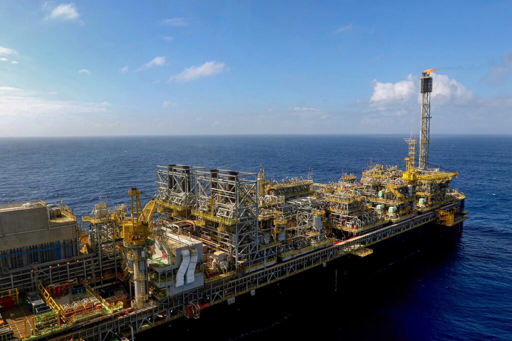 Petróleo en Brasil alcanza récord de 5,84 millones de barriles diarios
