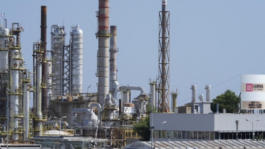Petróleo cae por tercera jornada consecutiva tras versión sobre Arabia