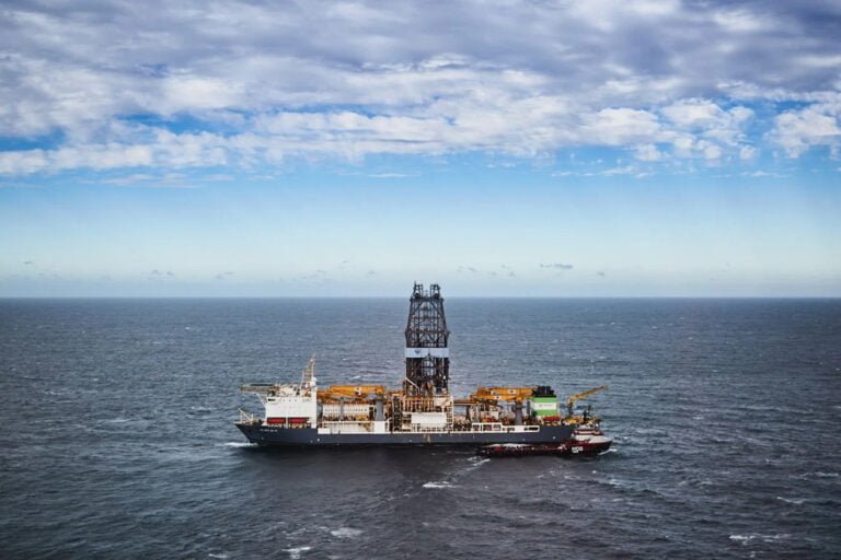 Petróleo supera los $90 por barril y tensiona la industria global