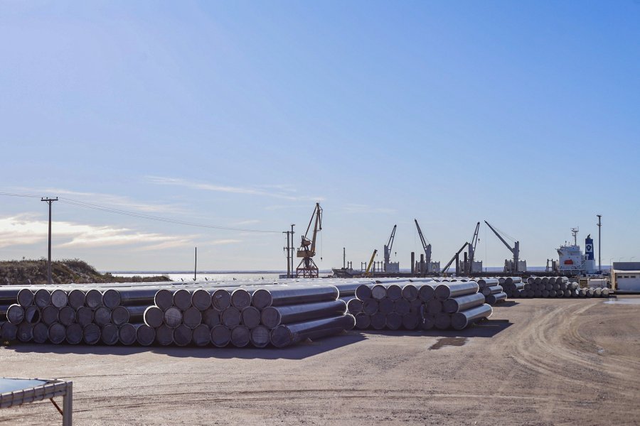 El puerto de San Antonio Este descargó 3.340 caños en 53 horas para el San Matías Pipeline