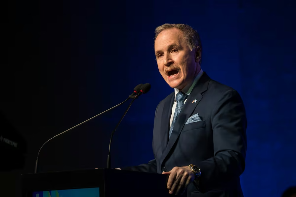 El embajador estadounidense Peter Lamelas anunció inversiones y lanzó advertencias estratégicas