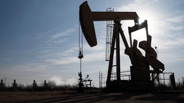 Precios del petróleo caen tras anuncio de la AIE sobre reservas
