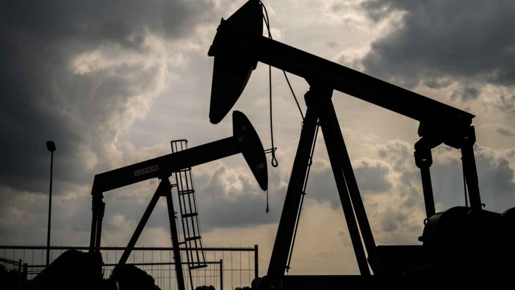 Petróleo Brent supera los USD 106 tras escalar las tensiones en Ormuz